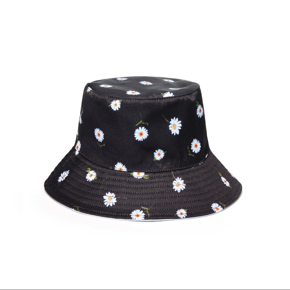 NWT Alice + Olivia daisy reversible bucket hat